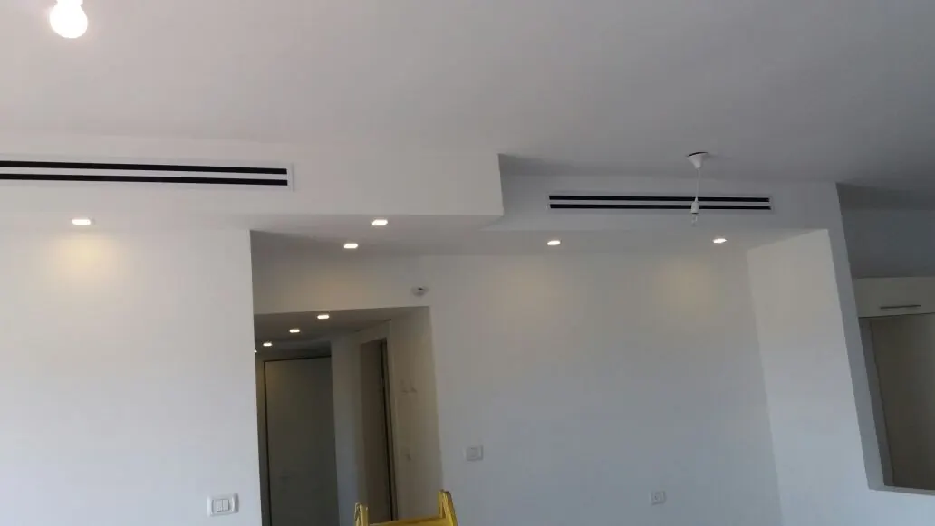 פתחי אוויר לינאריים בהנמכות גבס בדירה חדשה