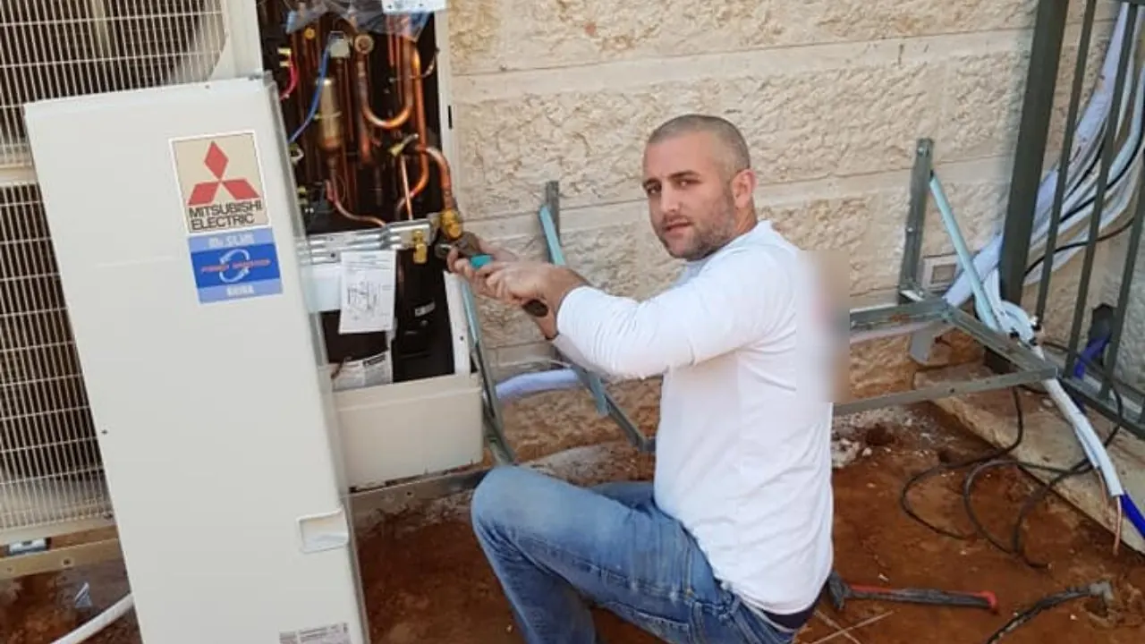 אוהד יעקובי עובד על יחידת חוץ של מערכת מיזוג