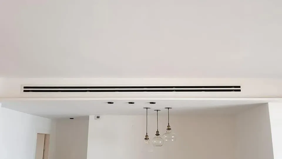 פתח מיזוג לינארי ארוך משולב בתקרת גבס בסלון